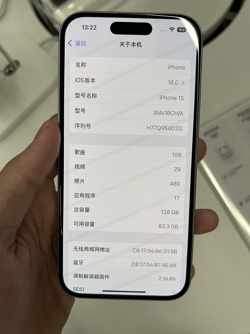 iPhone 15 голубого цвета — повседневная эксплуатация смартфона
