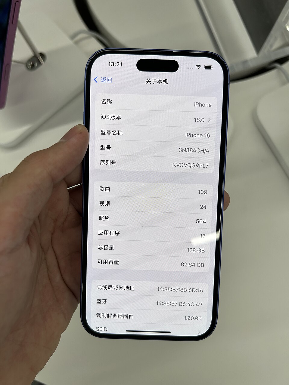 iPhone 16e обзор: дизайн линейки iPhone 16, к которой близок 16e