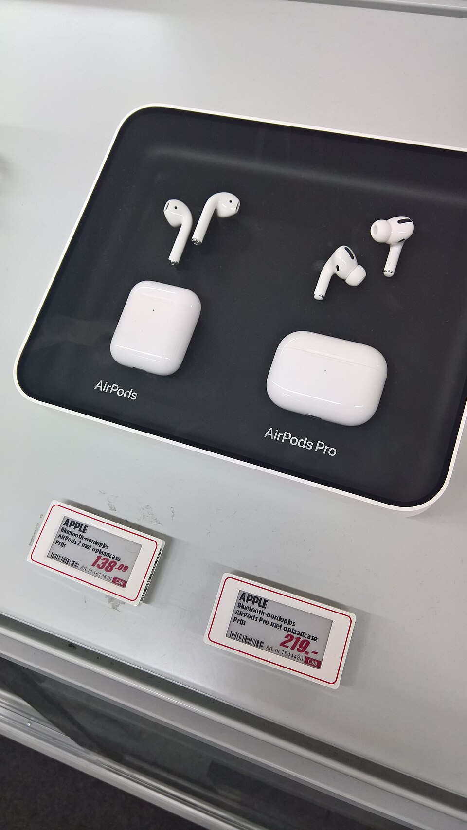 Витрина AirPods и AirPods Pro — выбор беспроводных наушников Apple