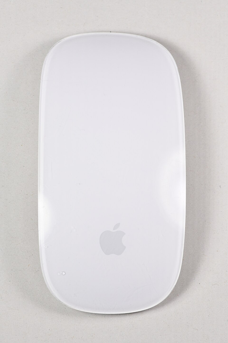 Apple Magic Mouse на рабочем столе — низкий плоский корпус