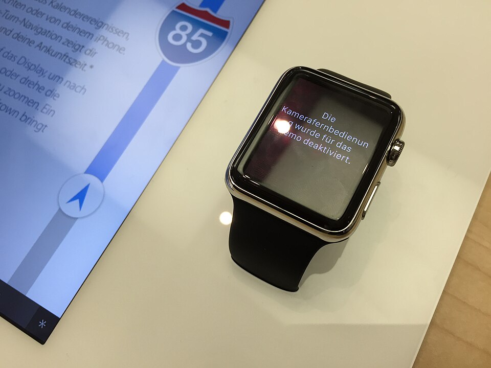 Apple Watch Series 11 на руке — always-on дисплей актуального поколения
