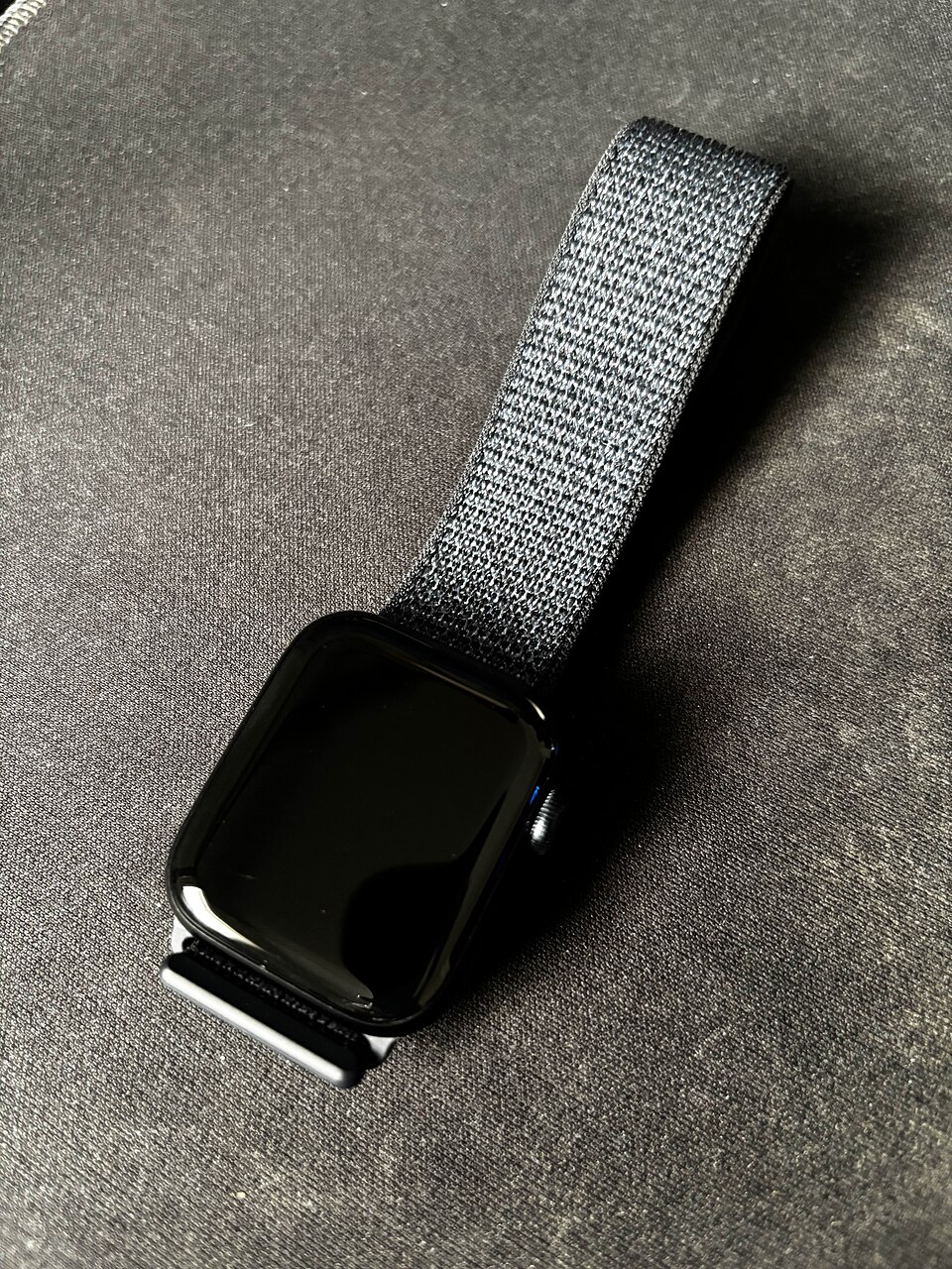 Apple Watch SE 2025 в цвете Midnight на синем спортивном ремешке