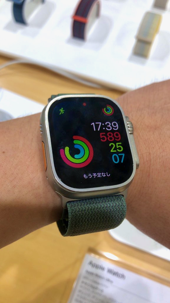 Apple Watch Ultra 2 на руке с титановым корпусом и спортивным ремешком