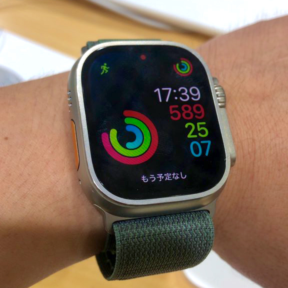 Корпус Apple Watch Ultra и оранжевая кнопка Action крупным планом