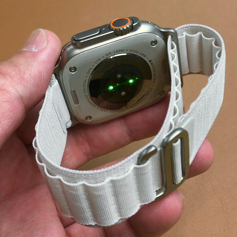Титановый корпус Apple Watch Ultra и оранжевая кнопка Action крупным планом