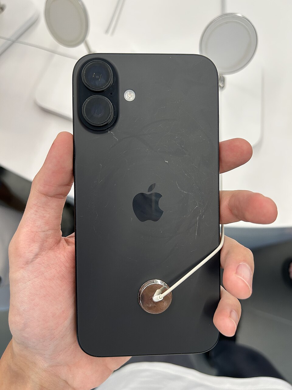 Задняя панель iPhone 16 — дизайн поколения iPhone 16 Pro