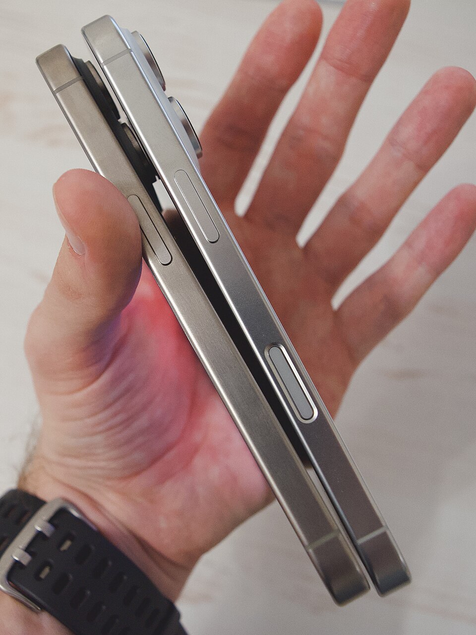 iPhone 16 Pro рядом с iPhone 15 Pro — сравнение титановых флагманов
