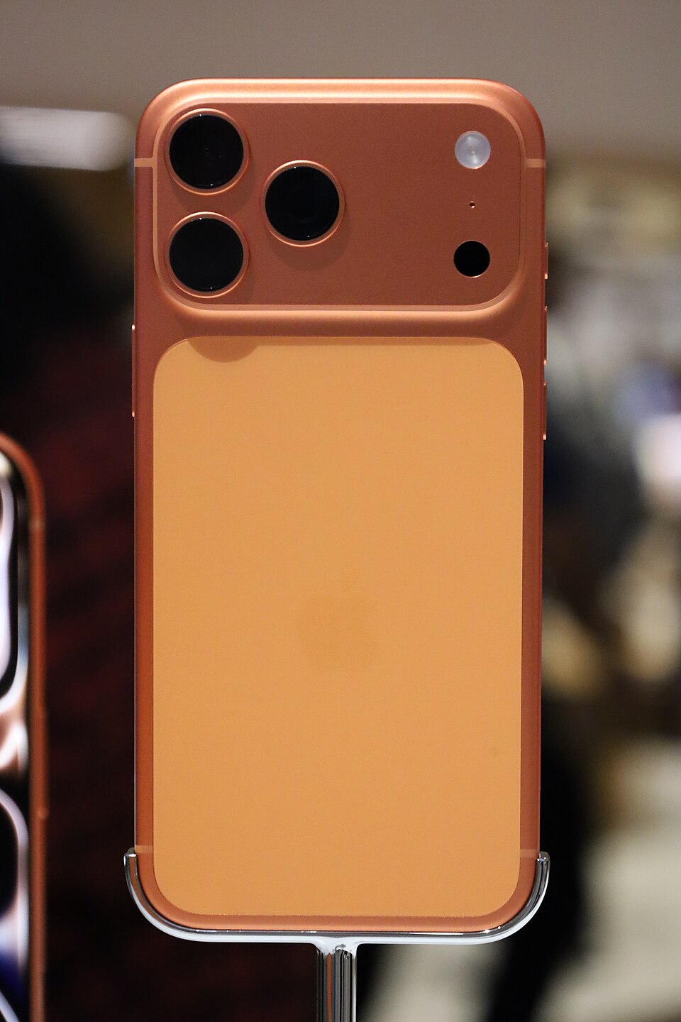 iPhone 17 Pro Max эксплуатация: цвет Cosmic Orange в реальном использовании