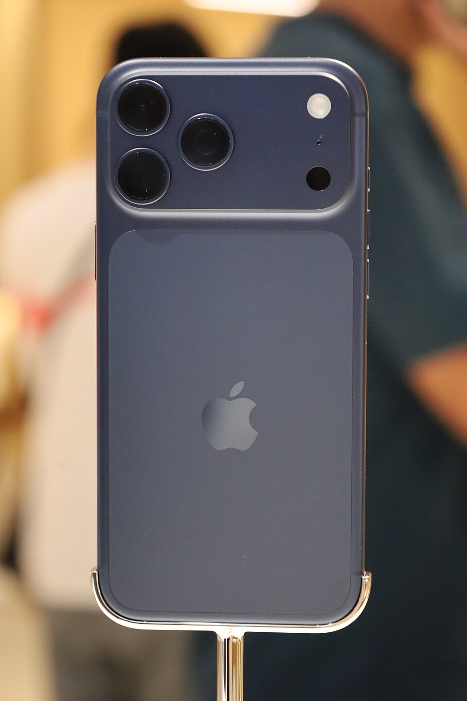 iPhone 17 Pro Max Deep Blue: цветной алюминиевый корпус и износ граней