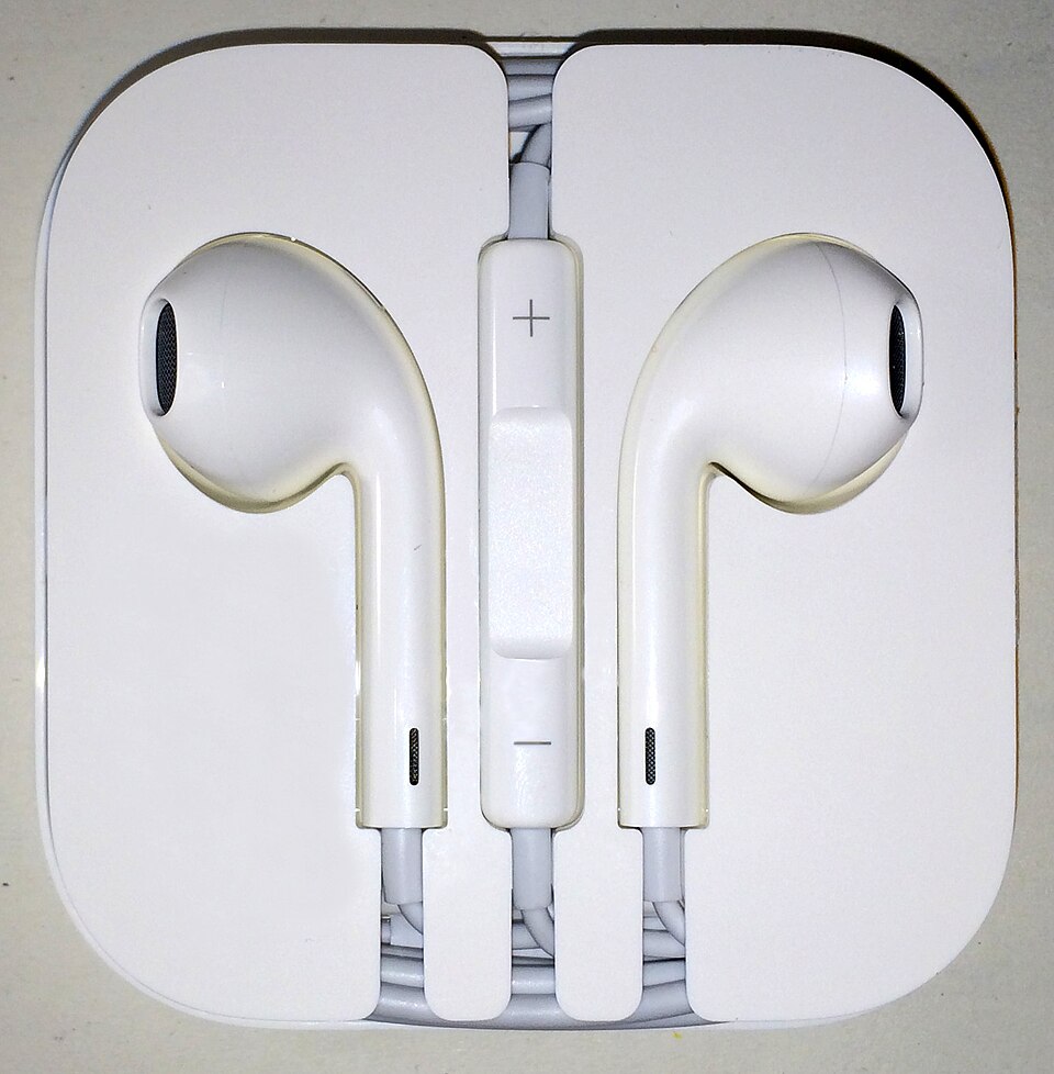 Apple EarPods — проводные наушники-вкладыши с пультом