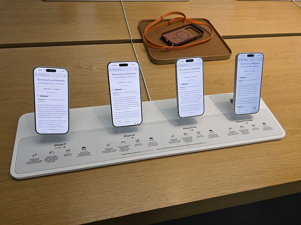 iPhone 17e в линейке 17 — компактный алюминиевый корпус, удобный в одной руке