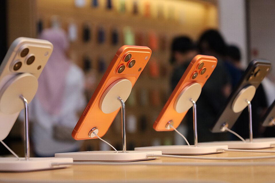 iPhone 17e в реальной эксплуатации: смартфон линейки 17 на витрине Apple Store