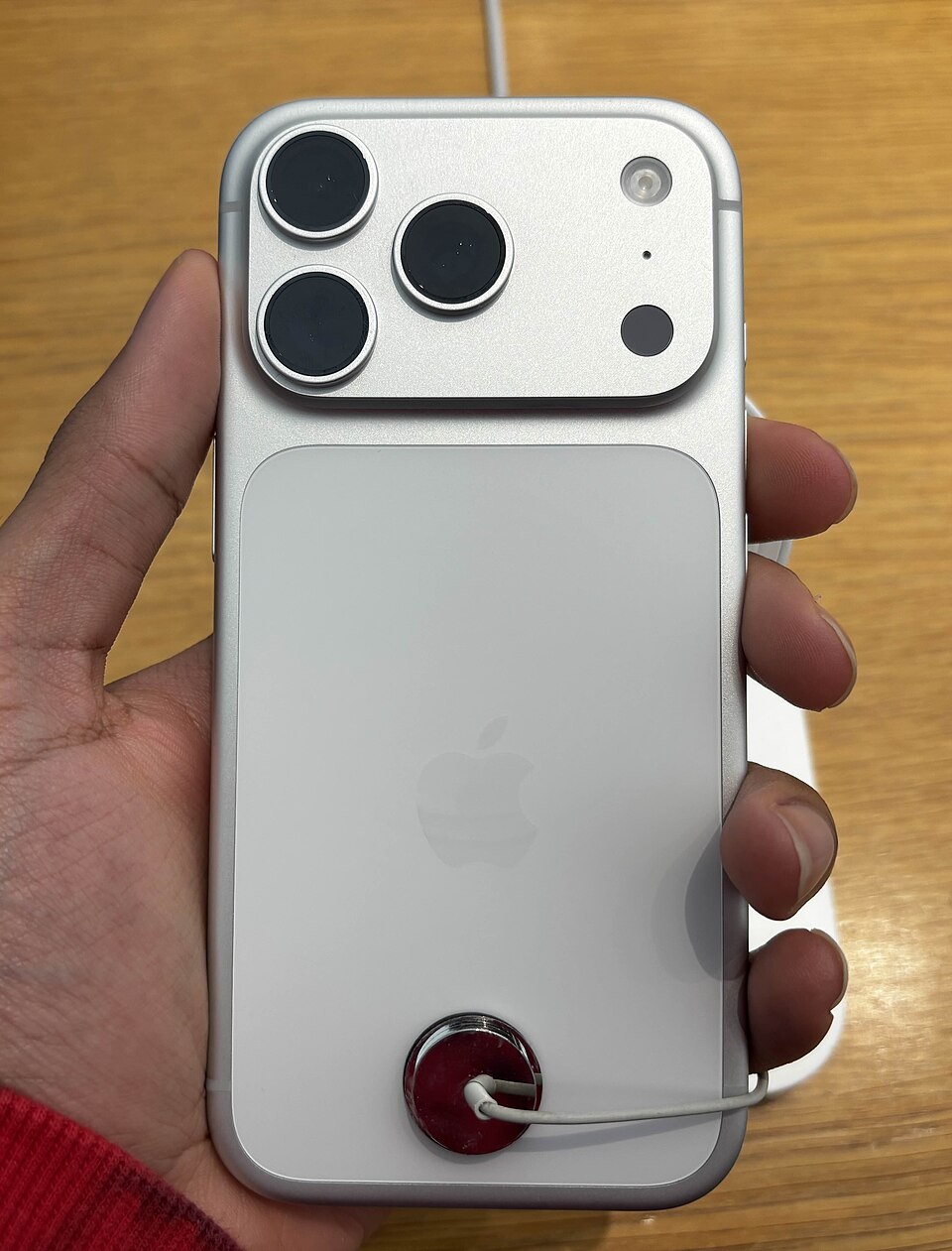 Блок камер iPhone 17 Pro с телевиком 8× оптического зума