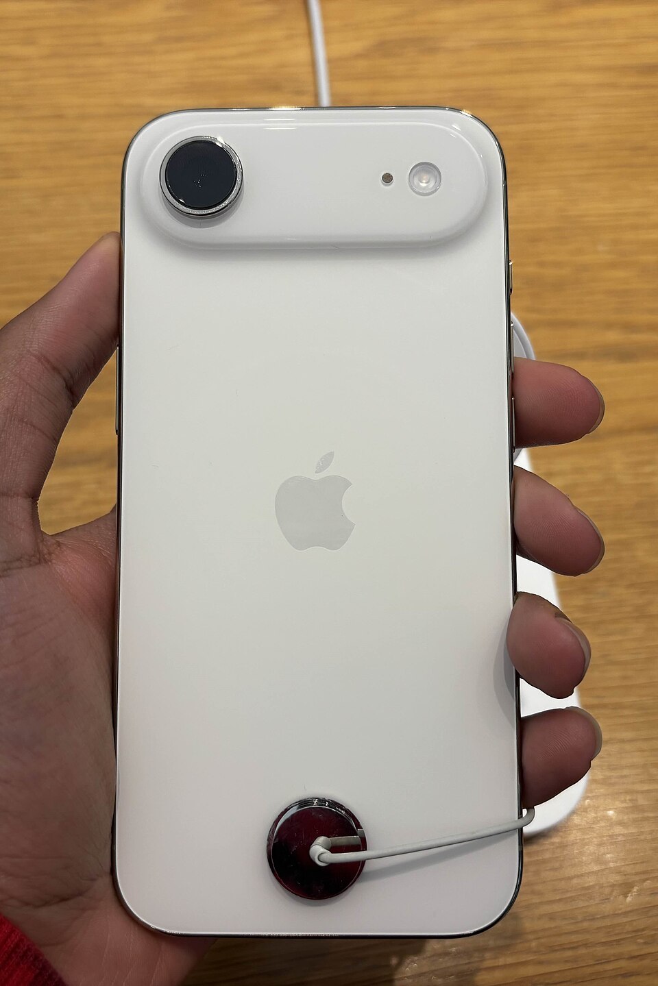 Тонкий профиль iPhone Air сзади с одной камерой 48 Мп