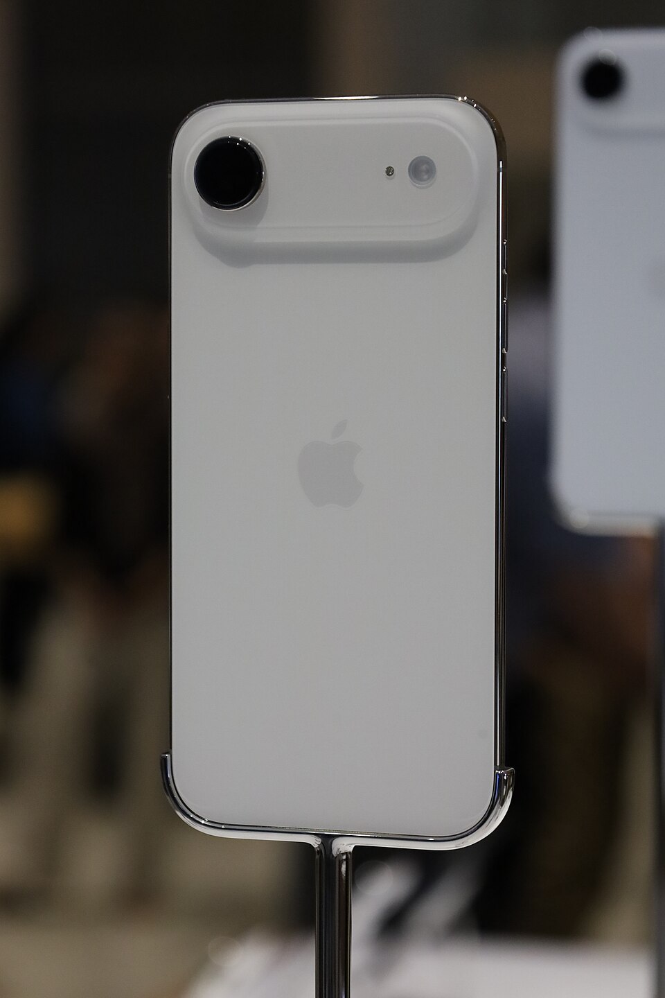 iPhone Air в реальной эксплуатации, цвет Light Gold