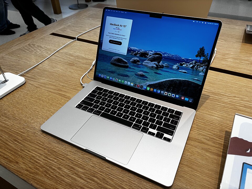 MacBook Air 15 дюймов на чипе M4 — большой экран для работы с документами