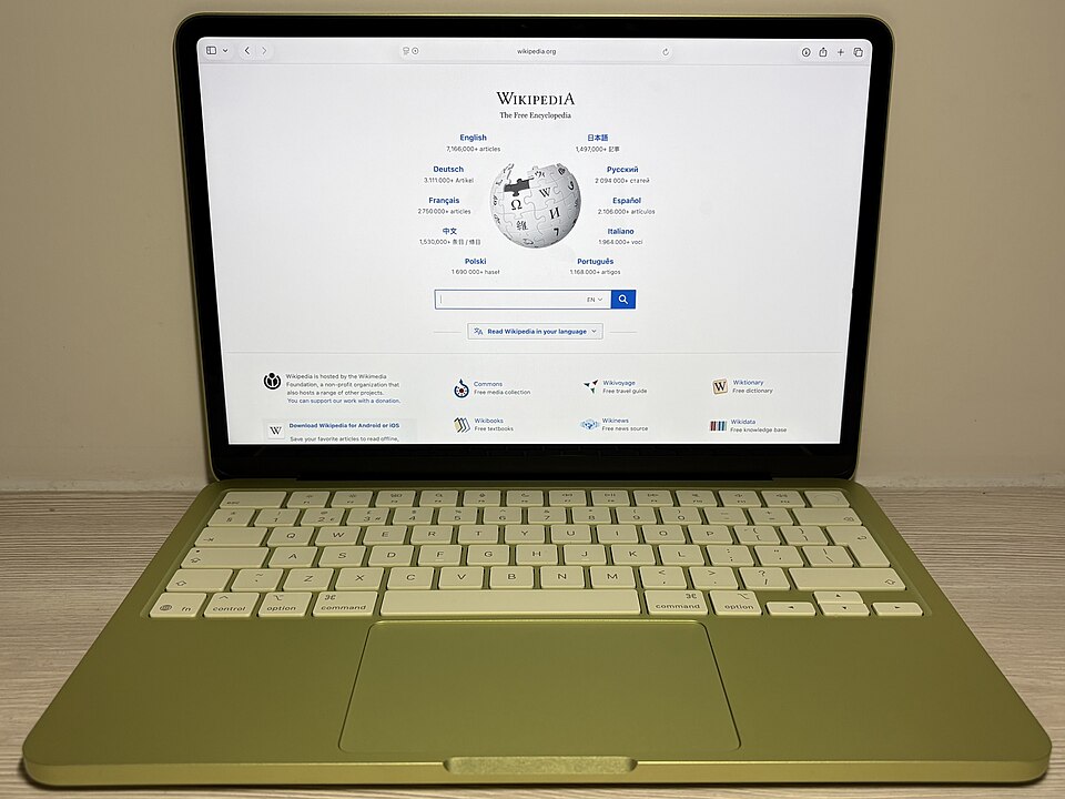 MacBook Neo в цвете Citrus с жёлтой клавиатурой в тон корпуса
