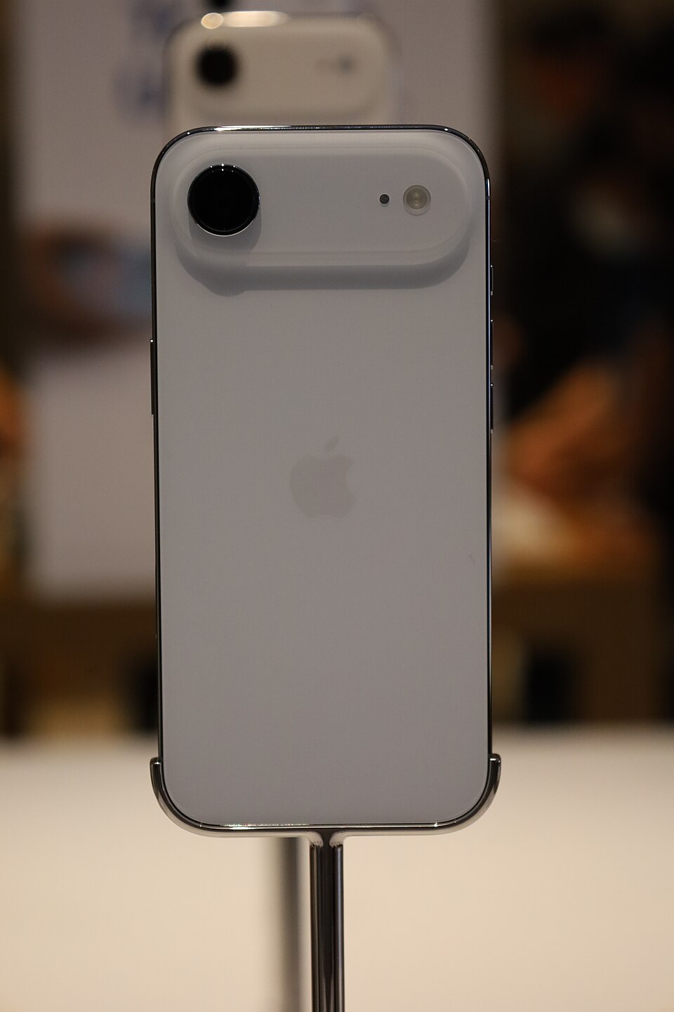 iPhone Air в цвете Sky Blue — небесно-голубой вариант
