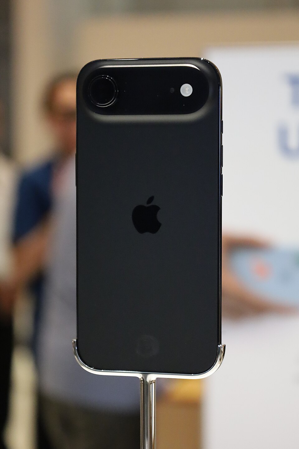 iPhone Air обзор: самый тонкий iPhone в цвете Space Black
