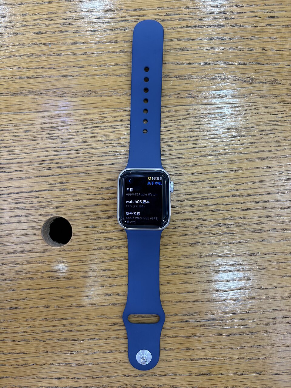 Apple Watch SE 2025 на руке в повседневной носке